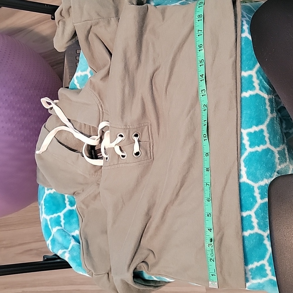 Forever 21 Women's Crop Hoodie - Picture 5 of 5